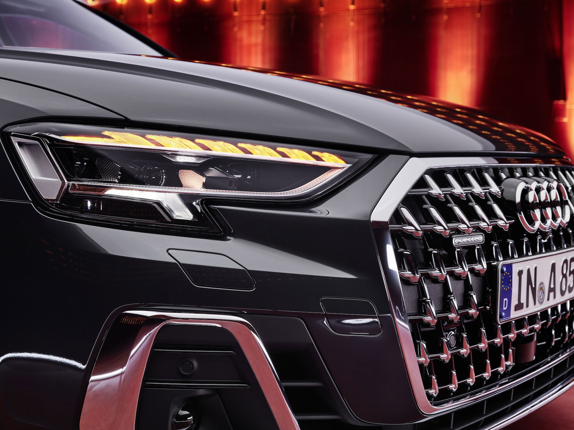 Perspectiva frontal del Audi A8 mostrando la parrilla singleframe y el logo.