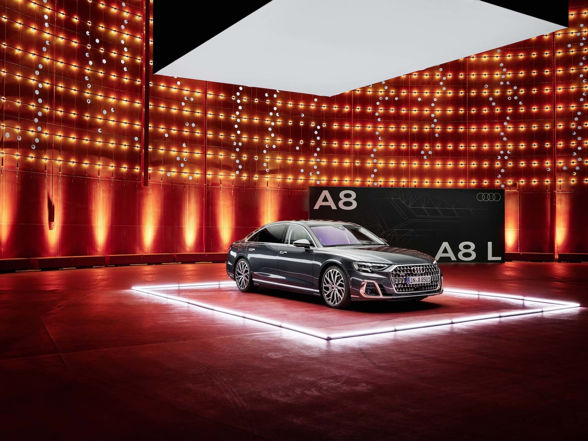 Vista frontal del Audi A8 en presentación, con foco en el diseño y faros.