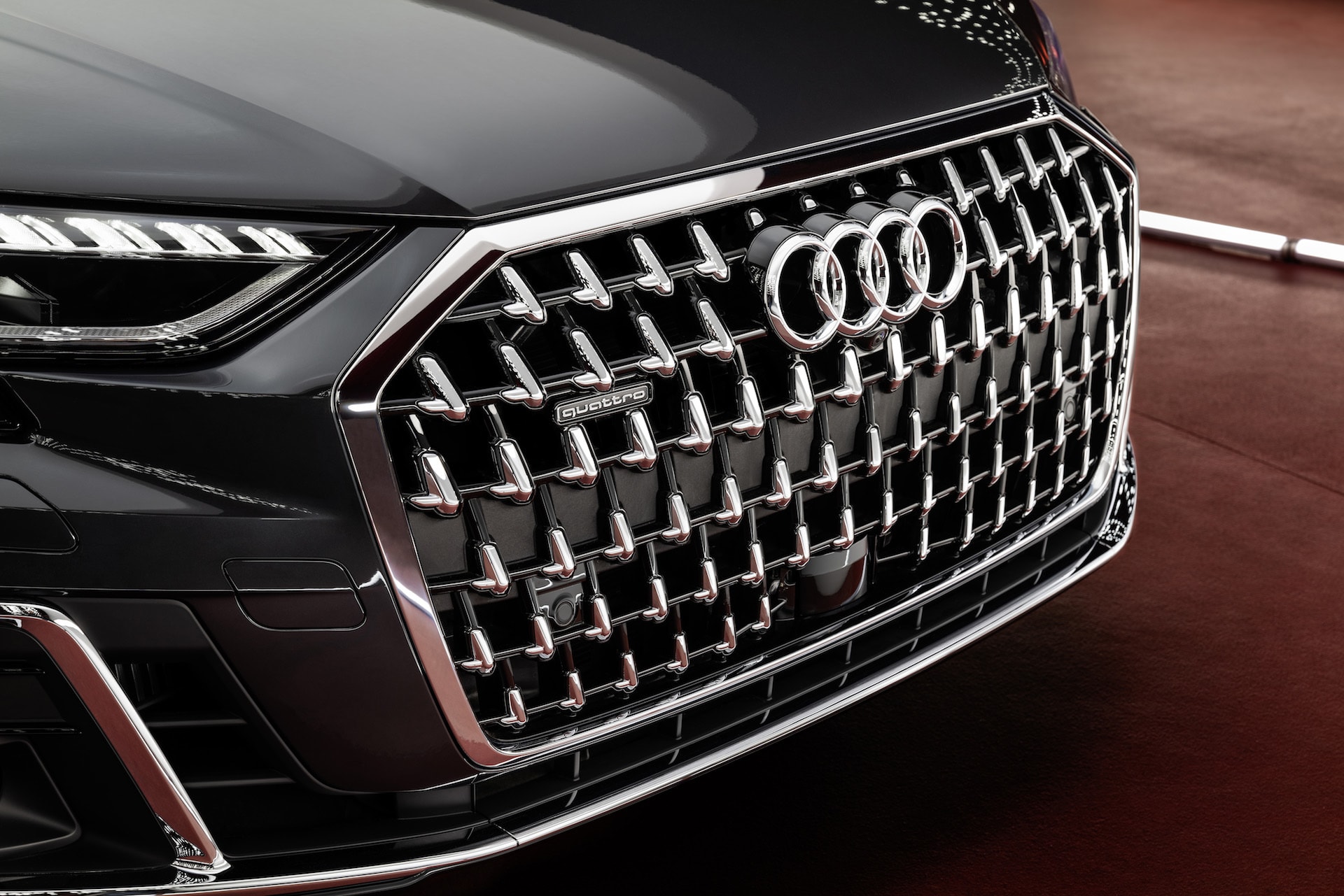 Detalle minucioso de la llamativa rejilla frontal del Audi A8.
