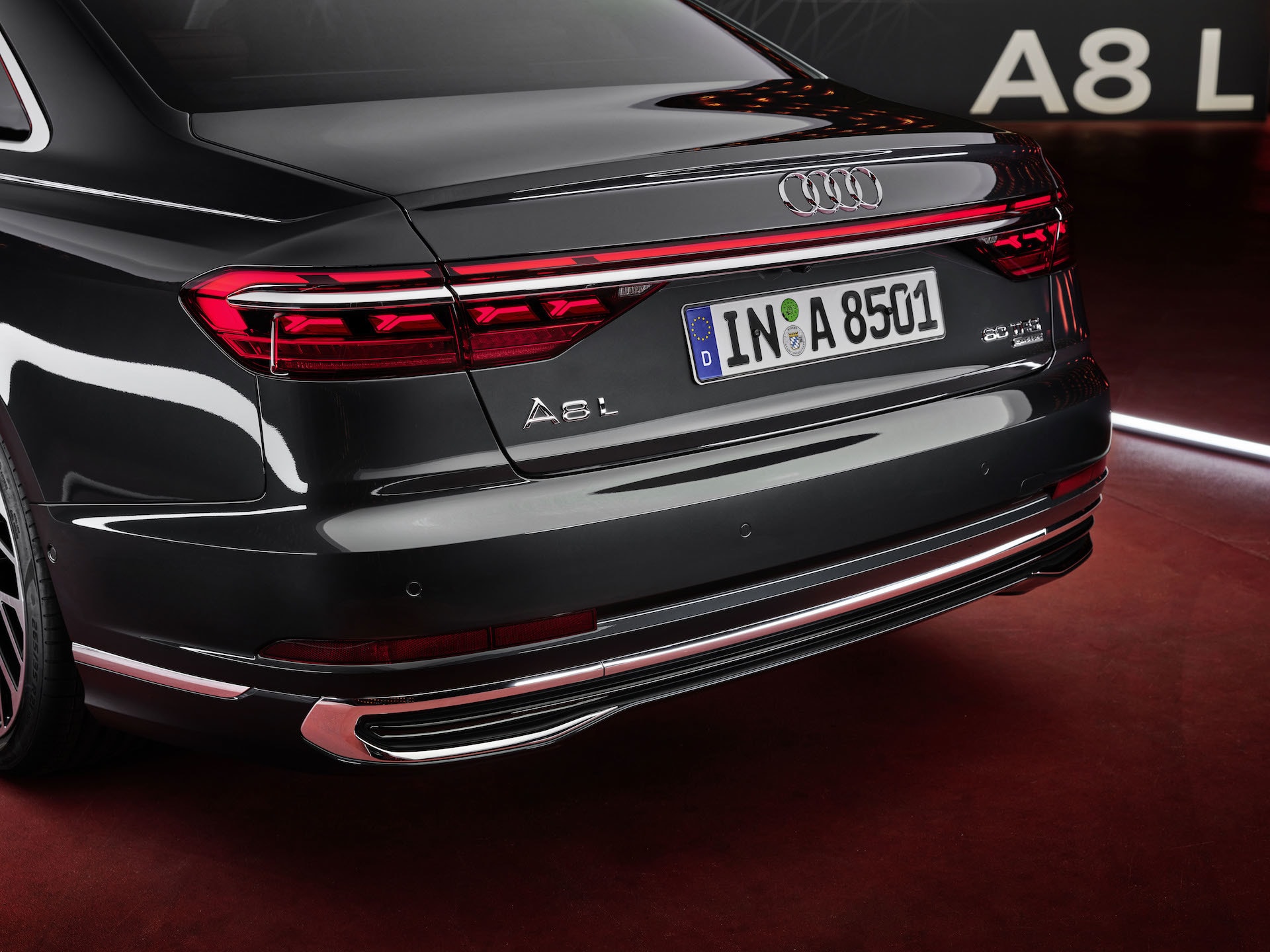Zoom a la parte trasera del Audi A8 mostrando detalles como las luces y cámara.