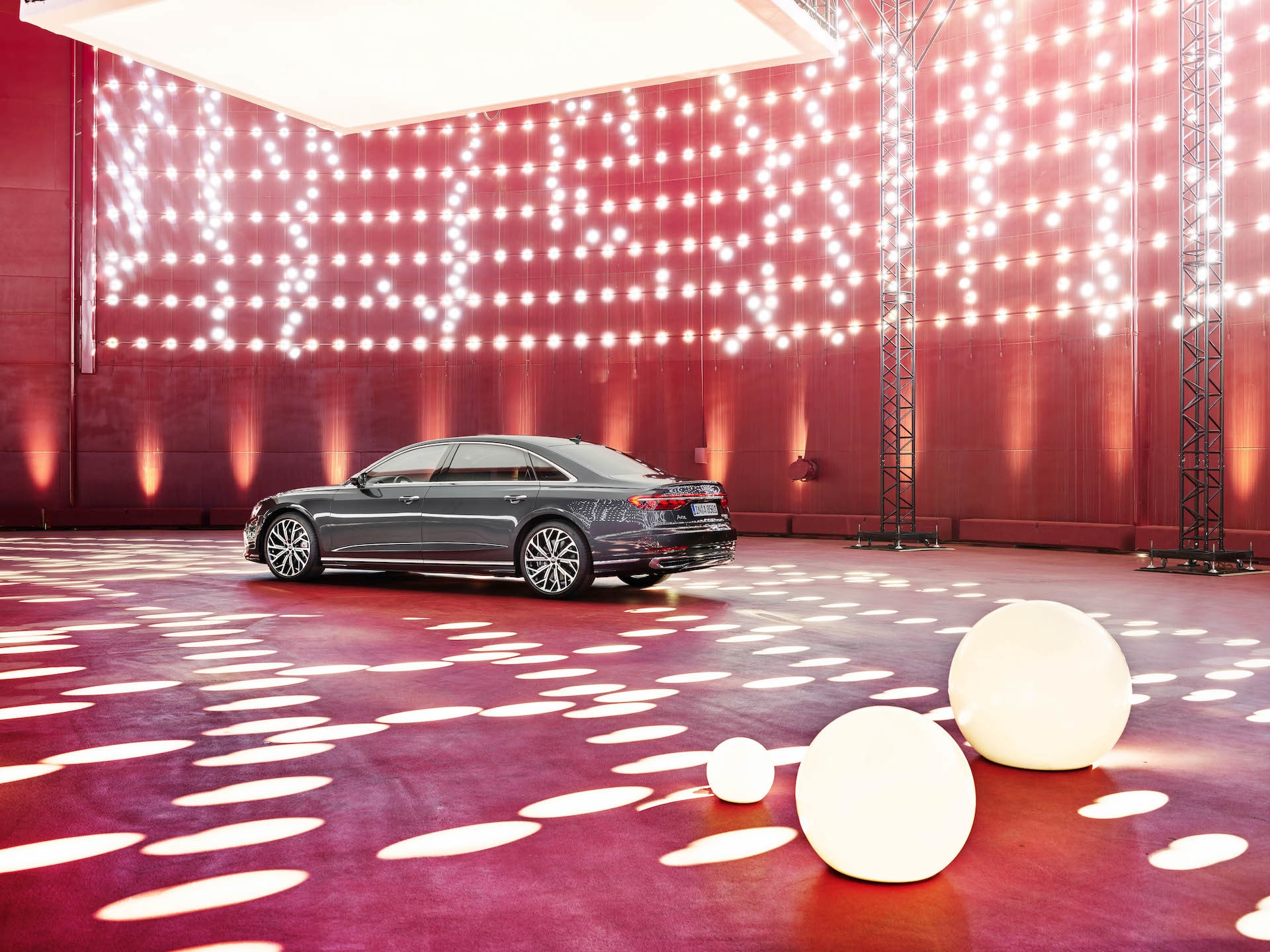 El Audi A8 luce su diseño lateral en un entorno espectacular de luces.