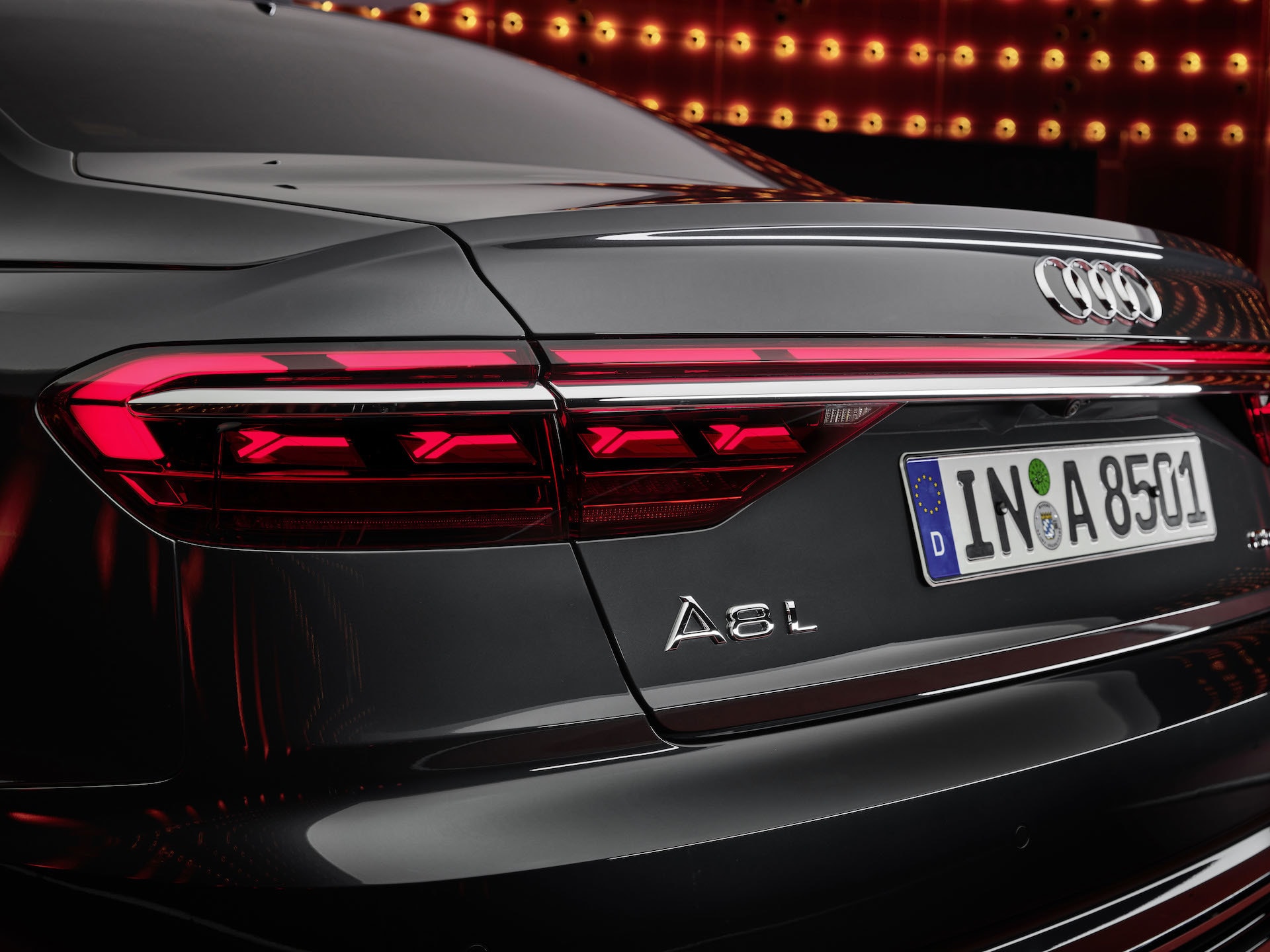 Vista en detalle de las luces traseras OLED del Audi A8.