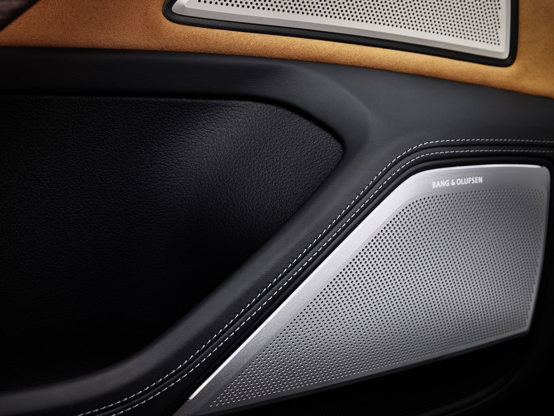 Altavoz Bang & Olufsen en puerta del Audi A8, fusión de estética y sonido.
