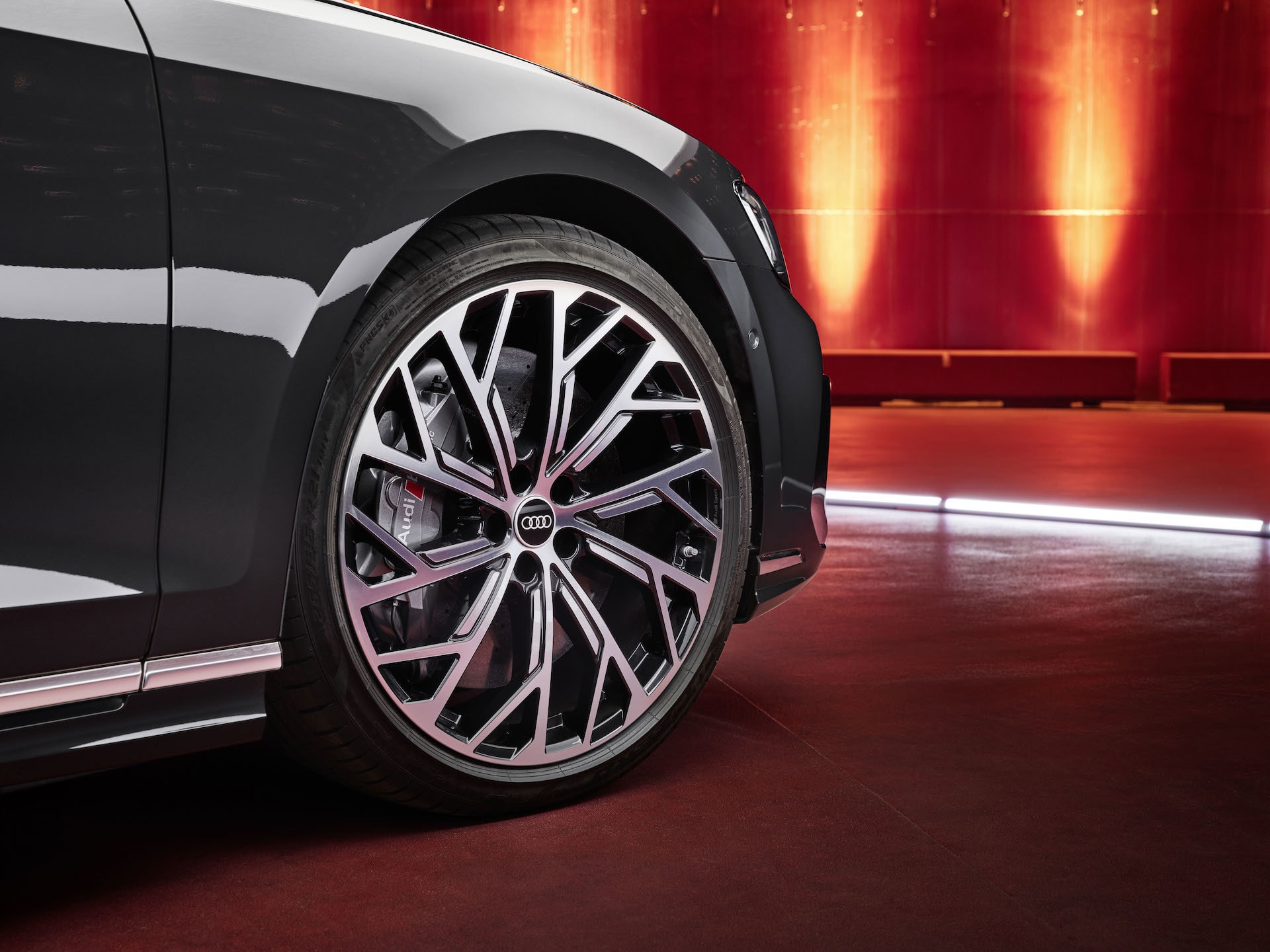 Rueda del Audi A8 con diseño de llanta deportiva y detallado acabado.