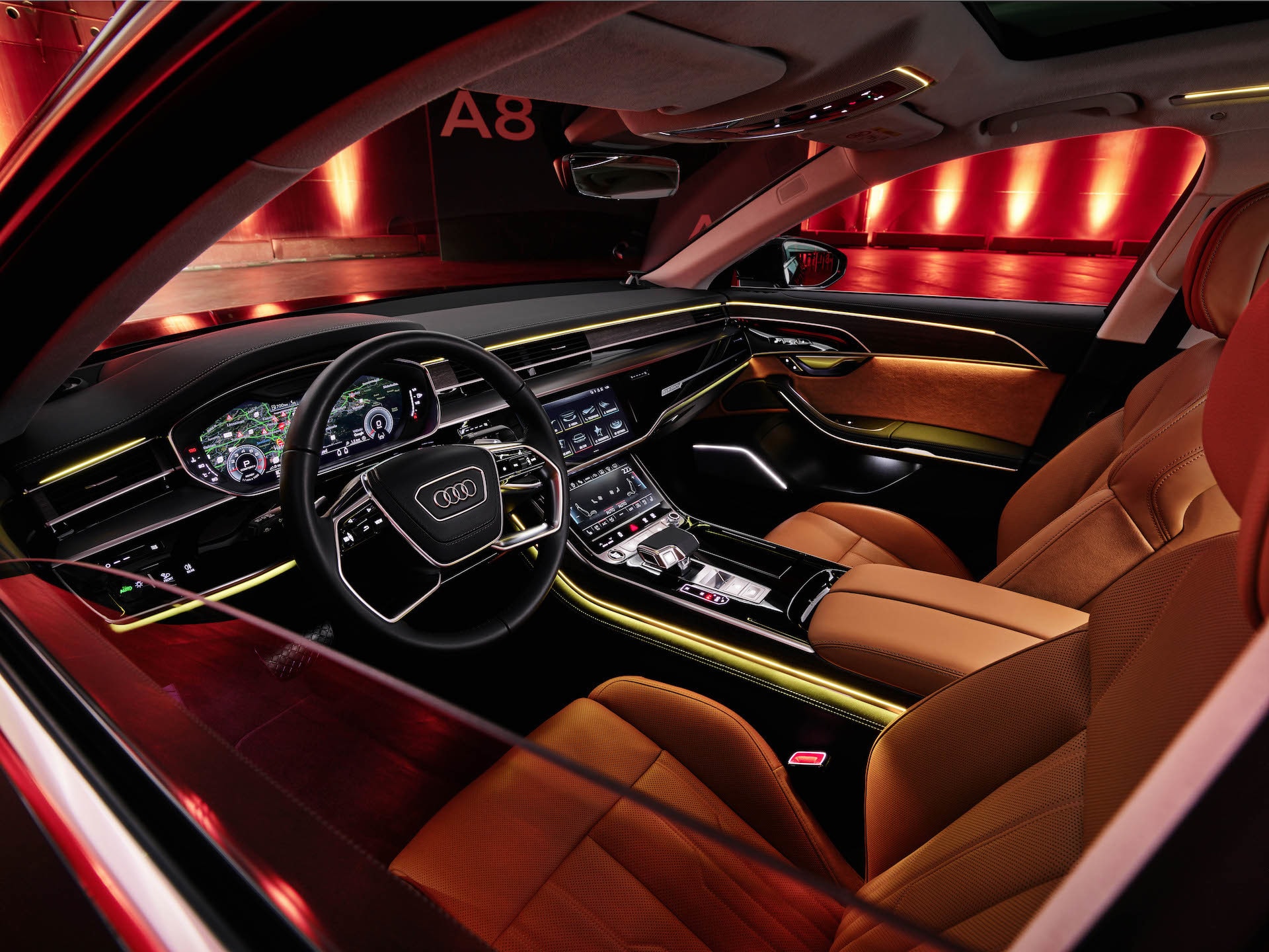 El interior del Audi A8, un sinónimo de lujo y tecnología avanzada.