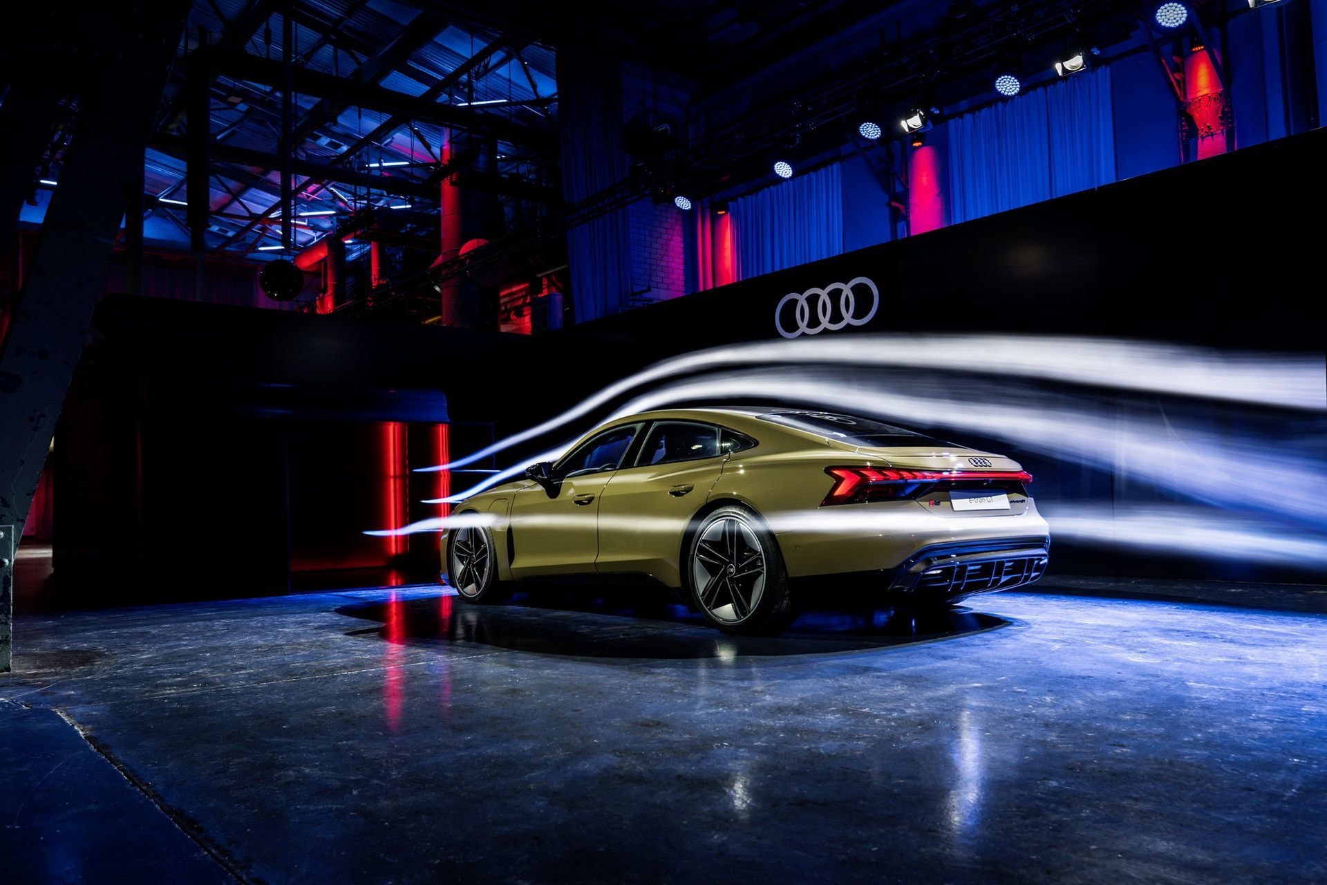 Elegante diseño trasero y lateral del Audi e-tron GT iluminado.