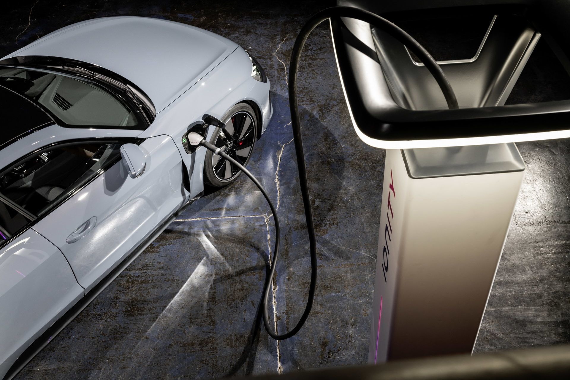 Imagen de Audi e-tron GT cargando, remarcando su tecnología eléctrica.