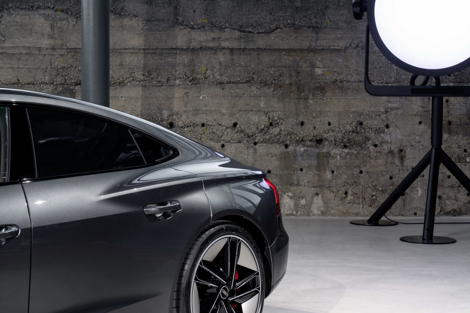 Detalle de la carrocería y rines del Audi e-tron GT.