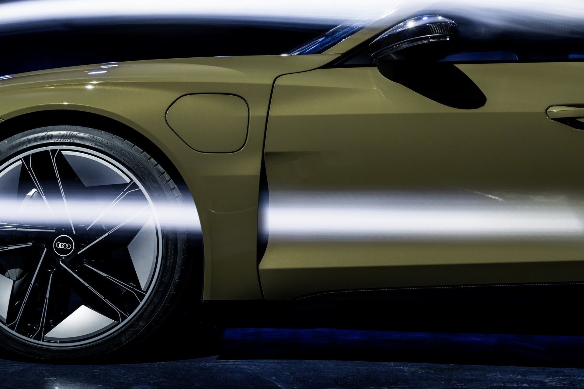 Detalle lateral del e-tron GT subrayando la estampa deportiva.