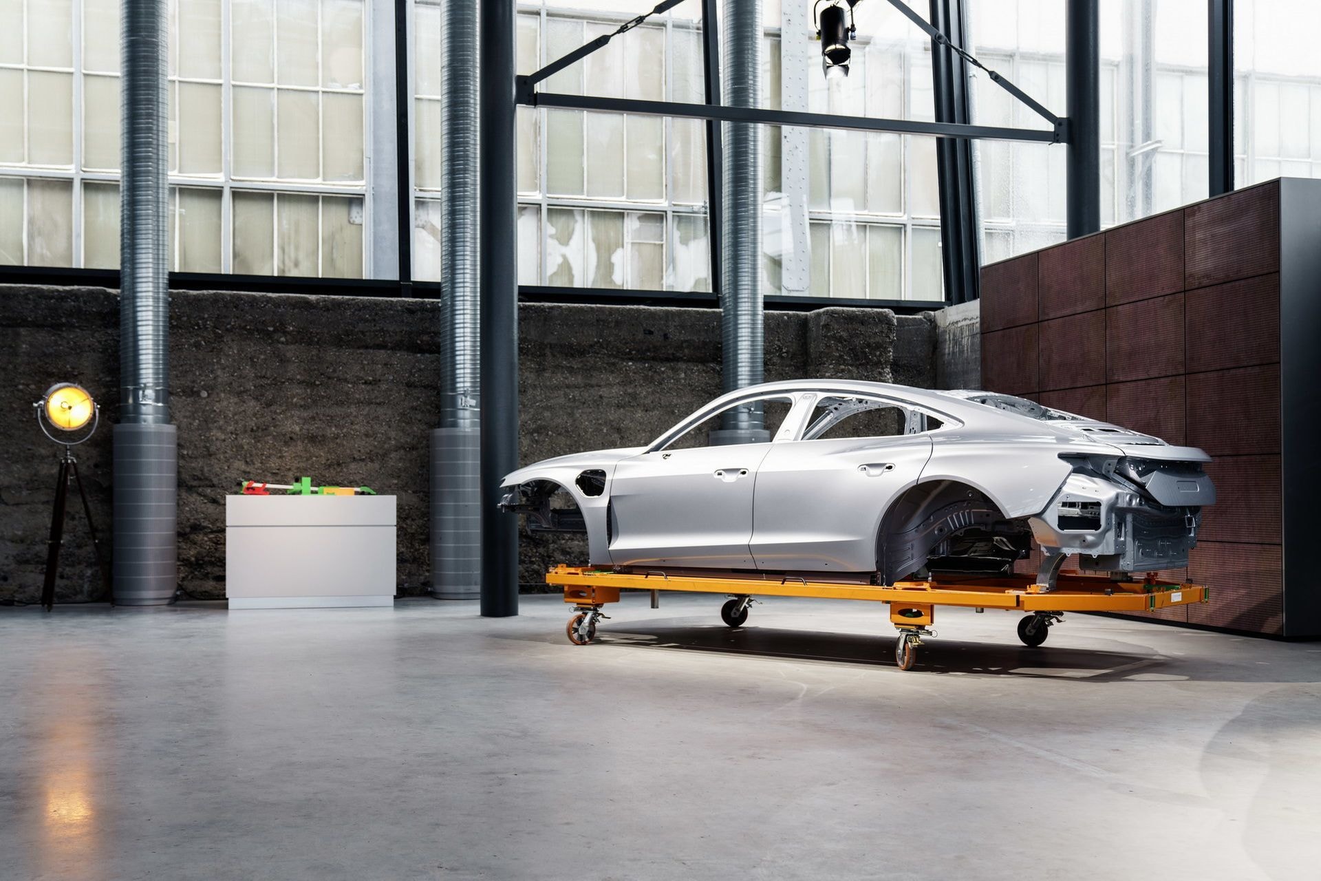 Audi e-tron GT en etapa de montaje lateral en fábrica.