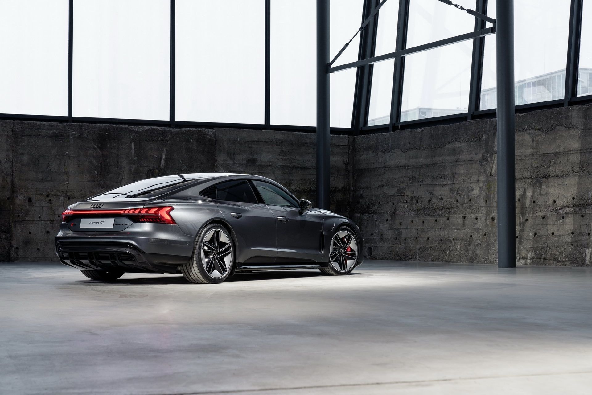 Combinación de diseño trasero y lateral del e-tron GT, un enfoque en su deportividad.