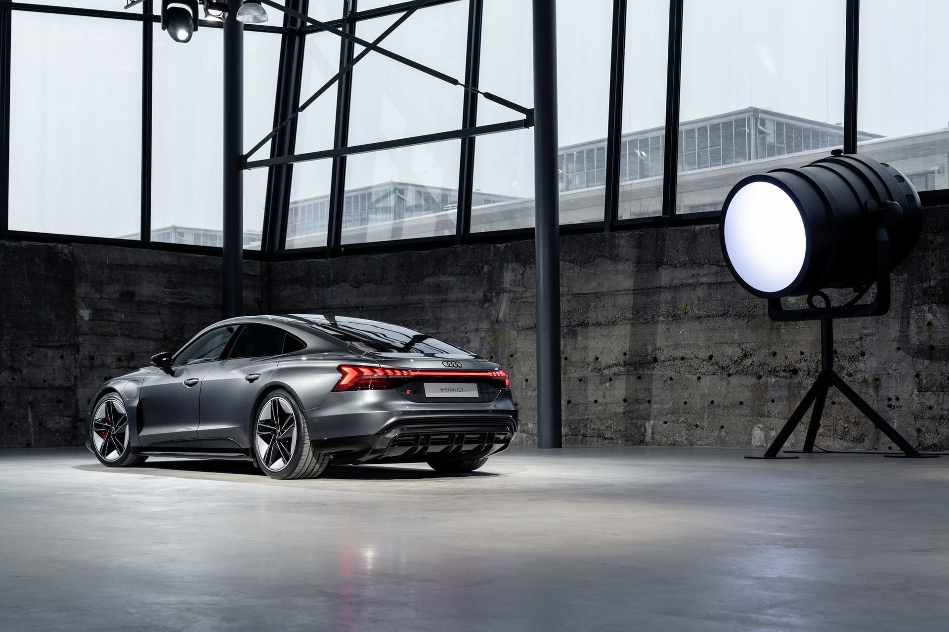 Imagen trasera del e-tron GT destacando sus líneas y luces LED.