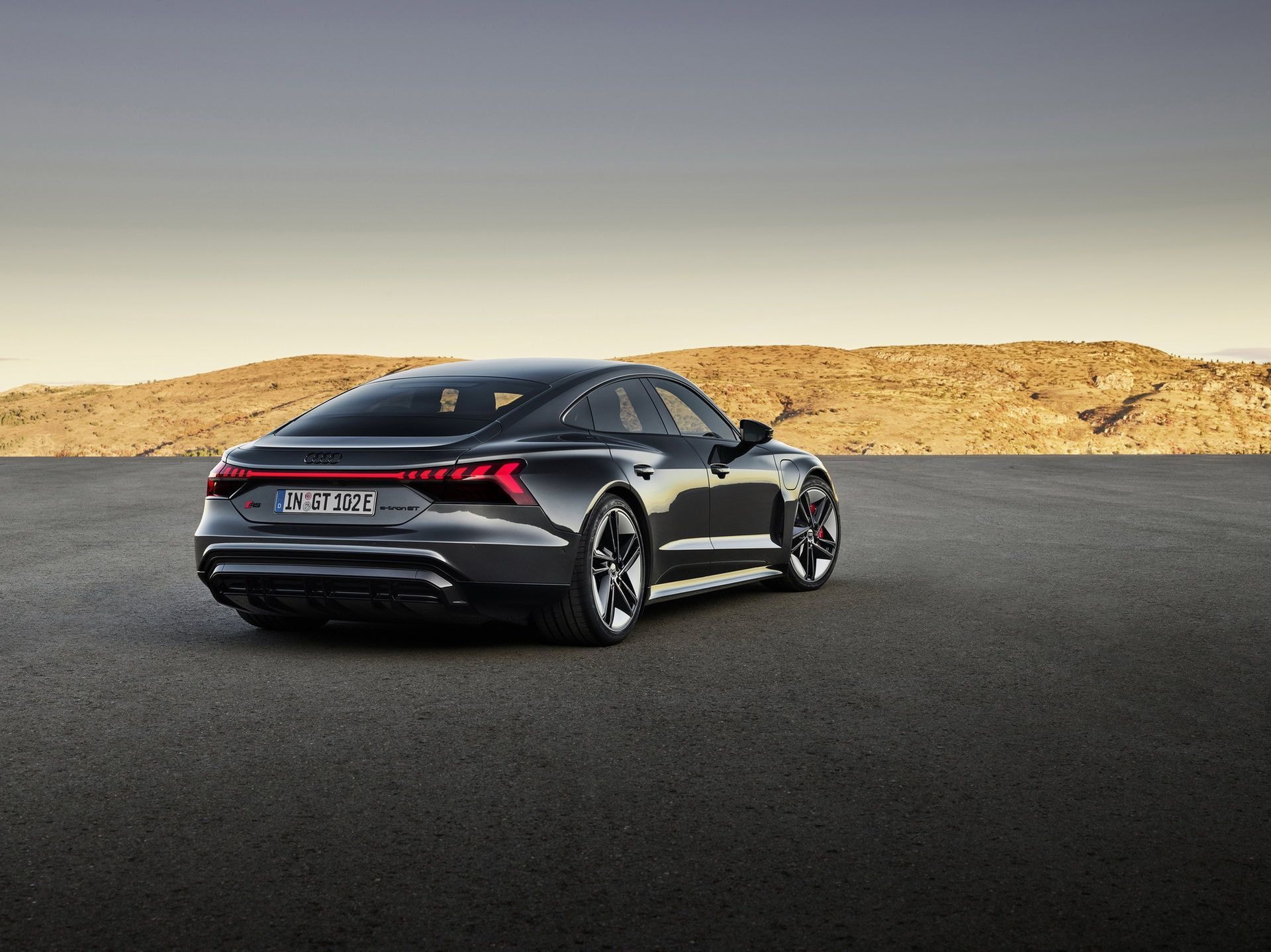 Visión trasera y lateral del Audi e-tron GT, resaltando su elegancia y dinamismo.