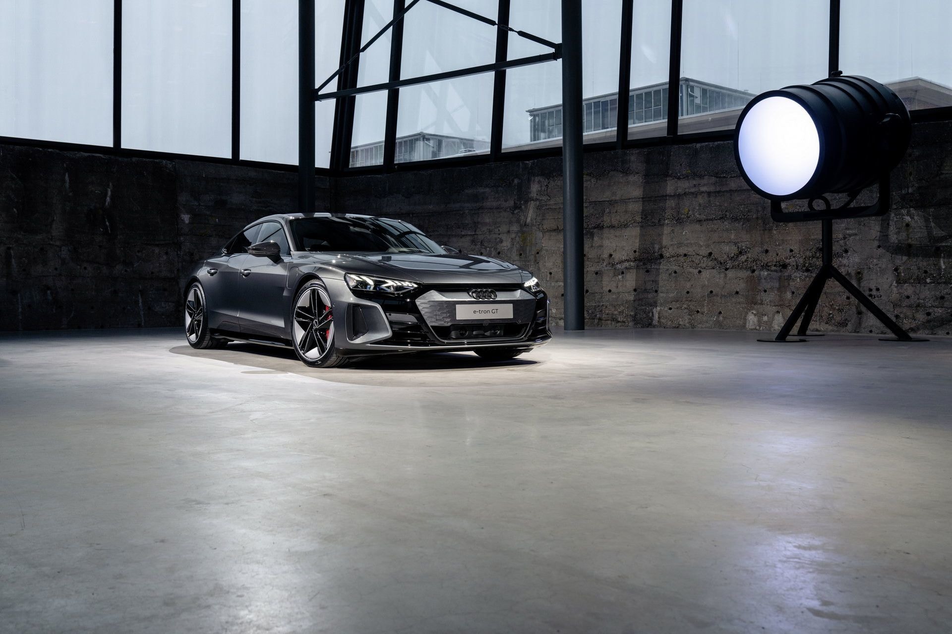 Vista frontal del Audi e-tron GT, enfatizando su estética deportiva.