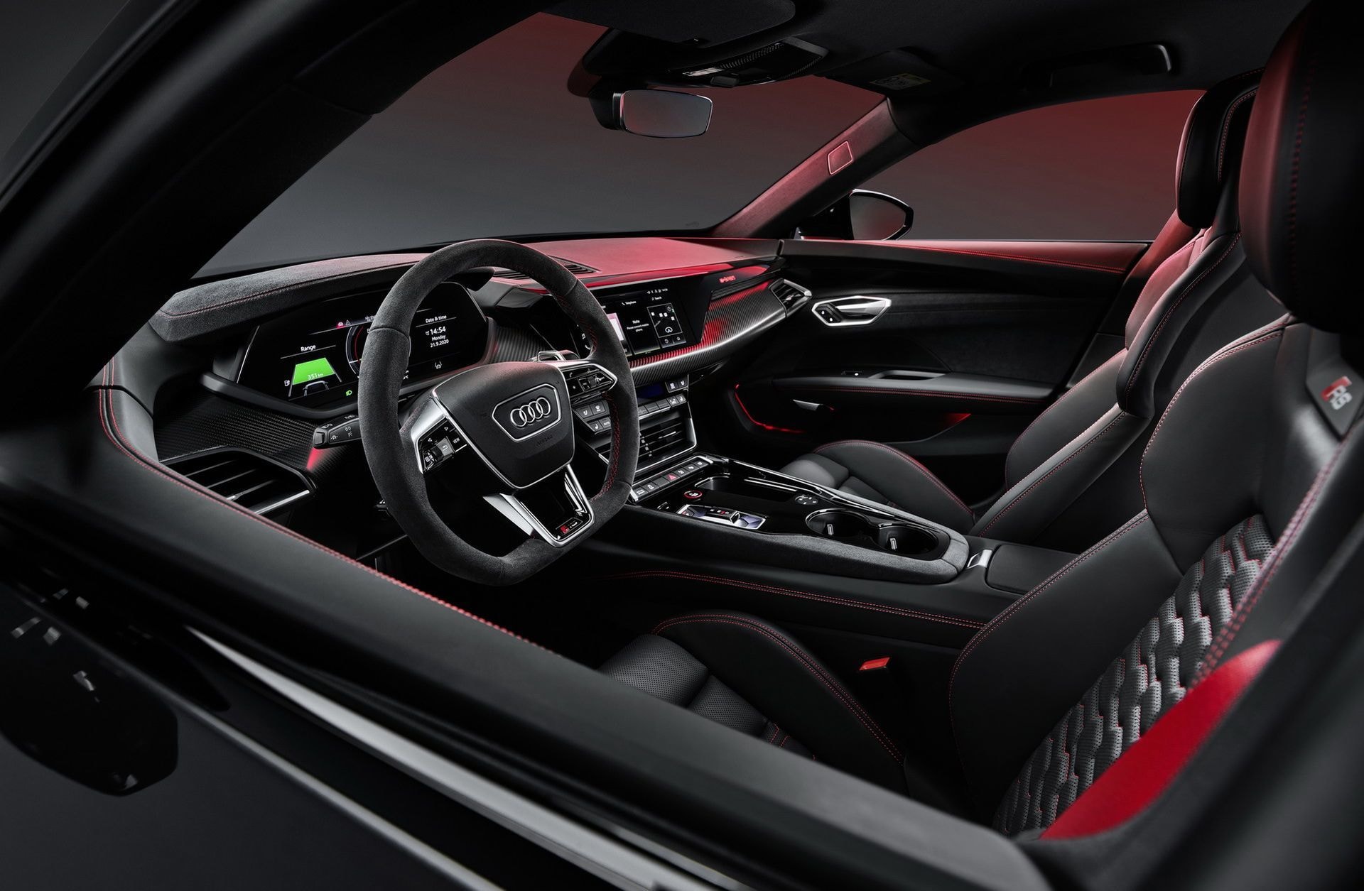 Vista detallada de la ergonomía y diseño interior del Audi e-tron GT.