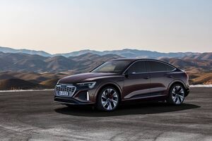 Vista angular delantera del Audi Q8 e-Tron Sportback, mostrando su diseño dinámico. Vista angular delantera del Audi Q8 e-Tron Sportback, mostrando su diseño dinámico.