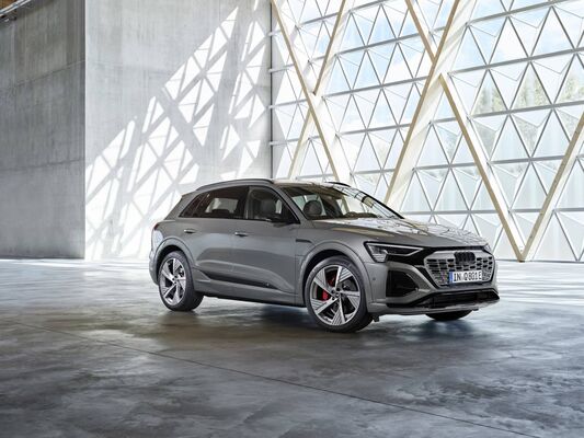 El Audi Q8 e-tron luce un diseño sofisticado en su perfil lateral.