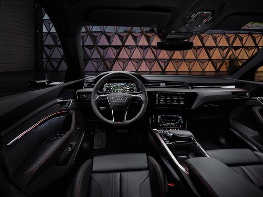 Cabina tecnológica y de diseño vanguardista del Audi Q8 e-tron. Cabina tecnológica y de diseño vanguardista del Audi Q8 e-tron.
