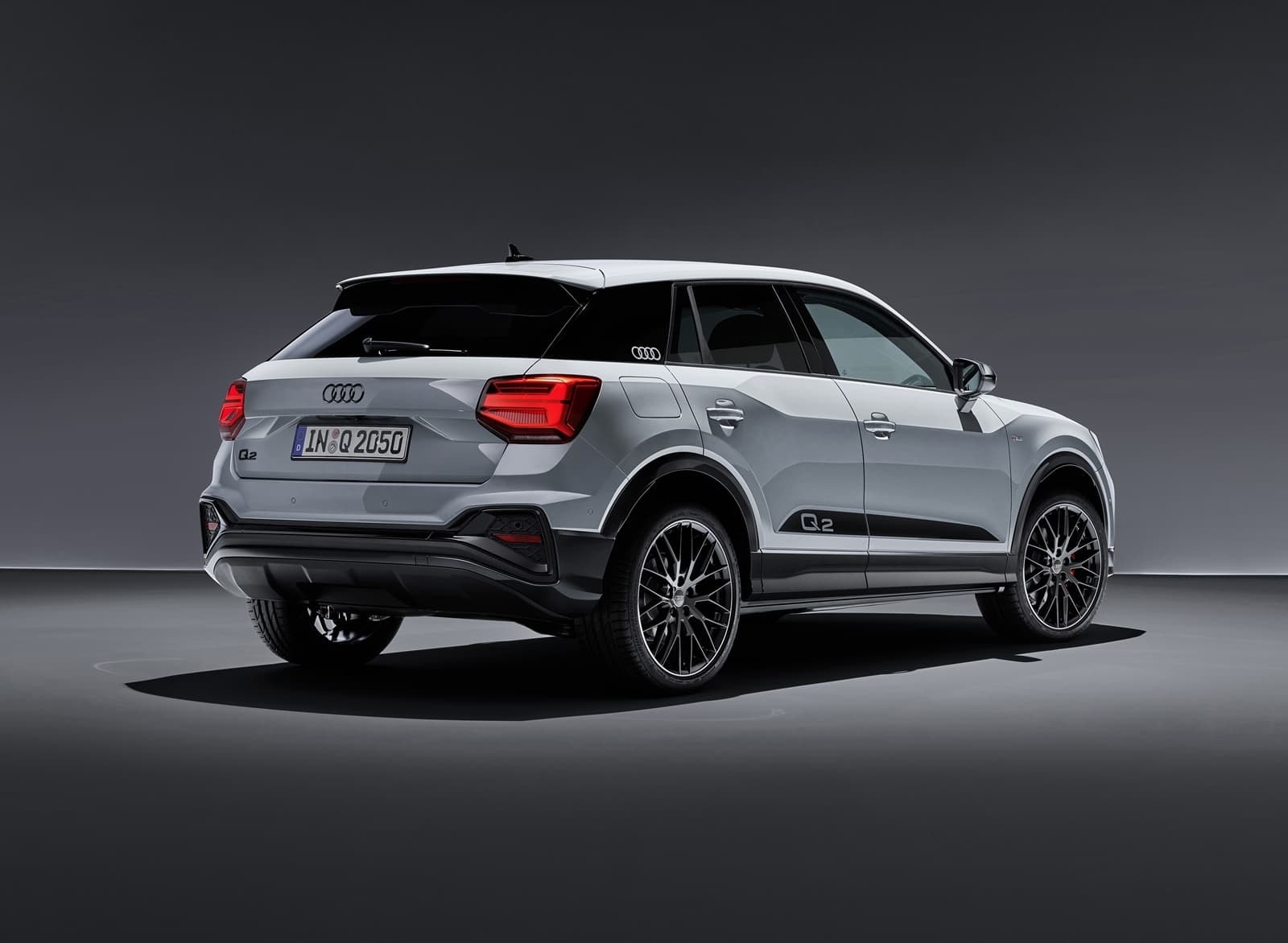 Vista que resalta el diseño trasero y dinámicas líneas laterales del Q2.