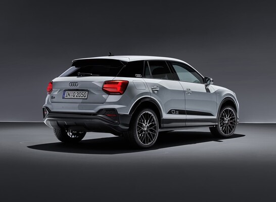 Vista que resalta el diseño trasero y dinámicas líneas laterales del Q2. Vista que resalta el diseño trasero y dinámicas líneas laterales del Q2.