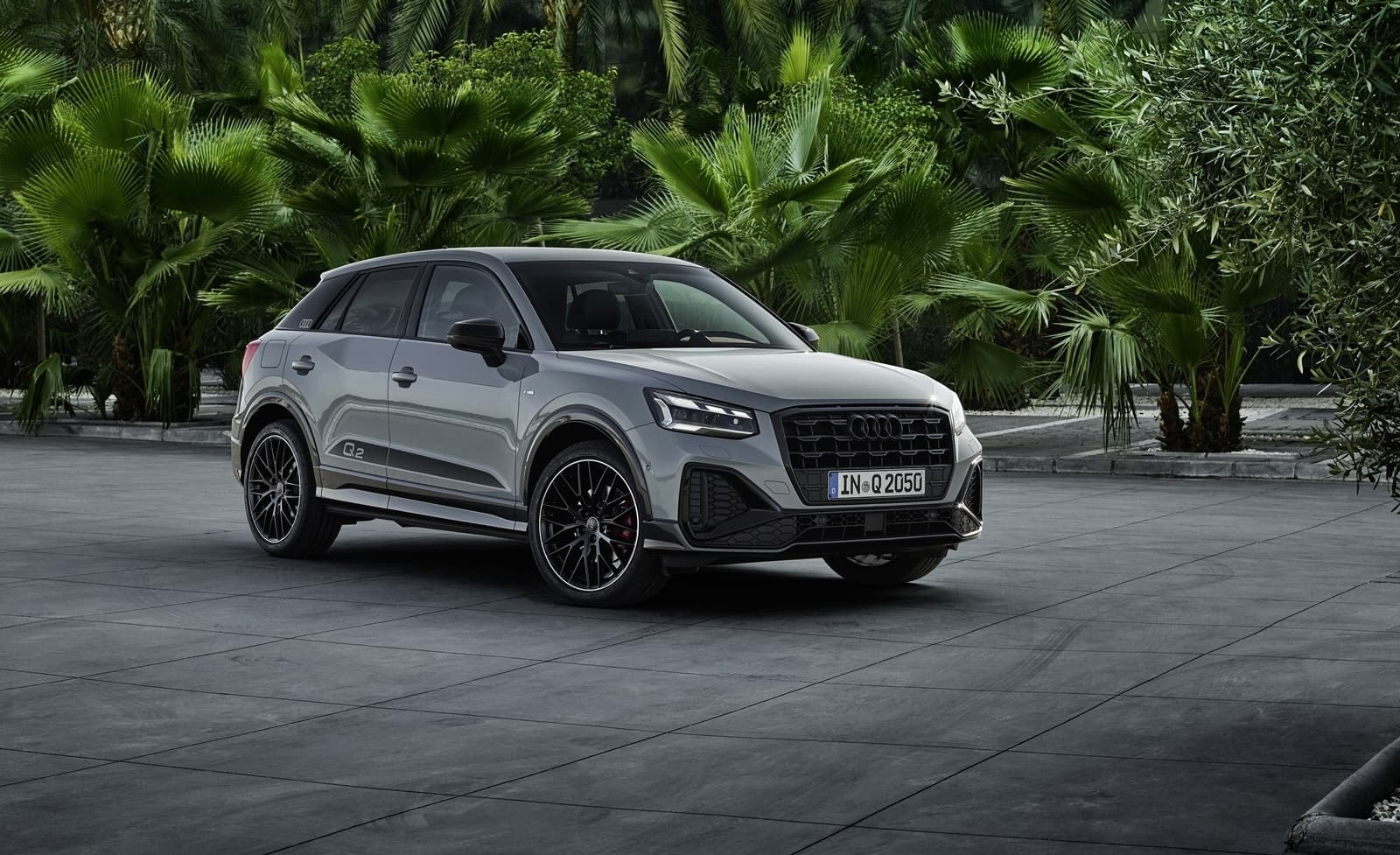 Audi Q2 en un entorno urbano, mostrando su adaptabilidad.