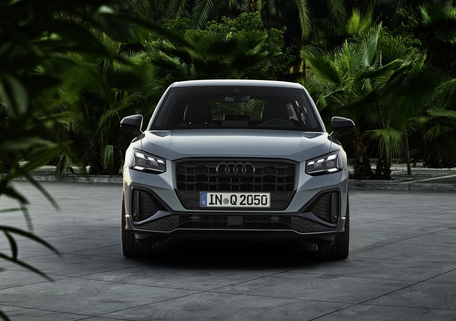 Detalle de la fascia delantera del Audi Q2, con faros y parrilla característicos.