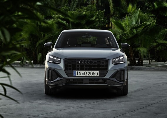 Detalle de la fascia delantera del Audi Q2, con faros y parrilla característicos. Detalle de la fascia delantera del Audi Q2, con faros y parrilla característicos.