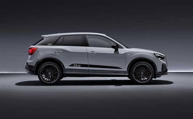 Vista lateral del Audi Q2 que muestra su contorno sofisticado y deportivo. Vista lateral del Audi Q2 que muestra su contorno sofisticado y deportivo.