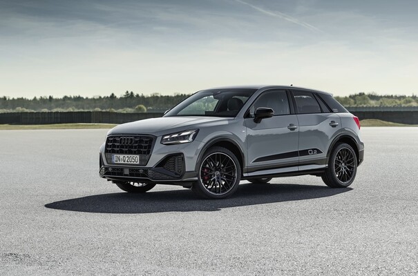 Perfil dinámico del Audi Q2, mostrando llantas y diseño de la carrocería. Perfil dinámico del Audi Q2, mostrando llantas y diseño de la carrocería.