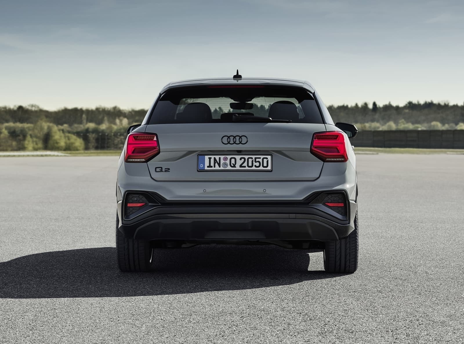 Vista trasera del Audi Q2 que resalta sus líneas deportivas y luces LED.