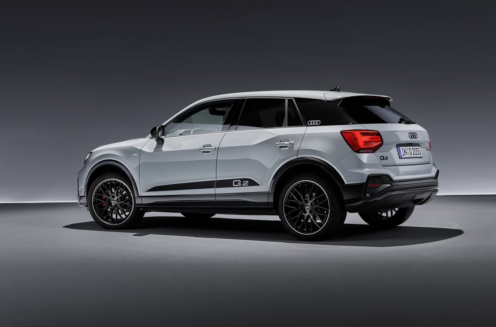 Elegancia y deportividad en la vista trasera y lateral del Audi Q2.