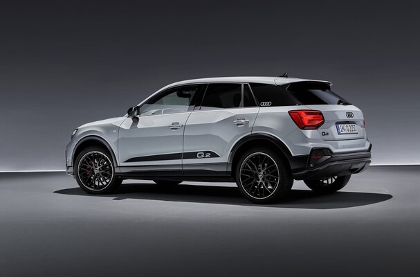 Elegancia y deportividad en la vista trasera y lateral del Audi Q2. Elegancia y deportividad en la vista trasera y lateral del Audi Q2.