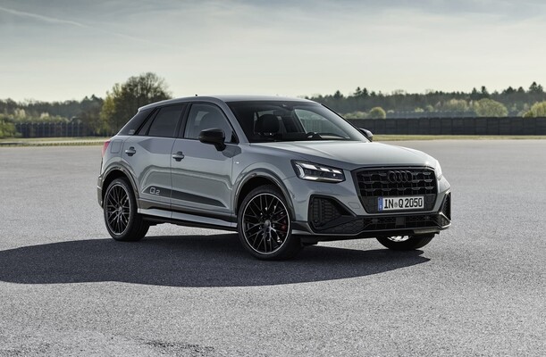 Vista frontal y lateral del Audi Q2, exhibiendo su diseño dinámico.