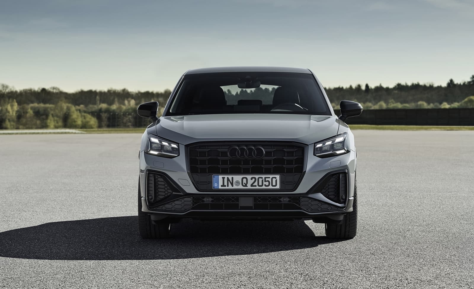Audi Q2 mostrando su imponente diseño frontal con parrilla Singleframe.