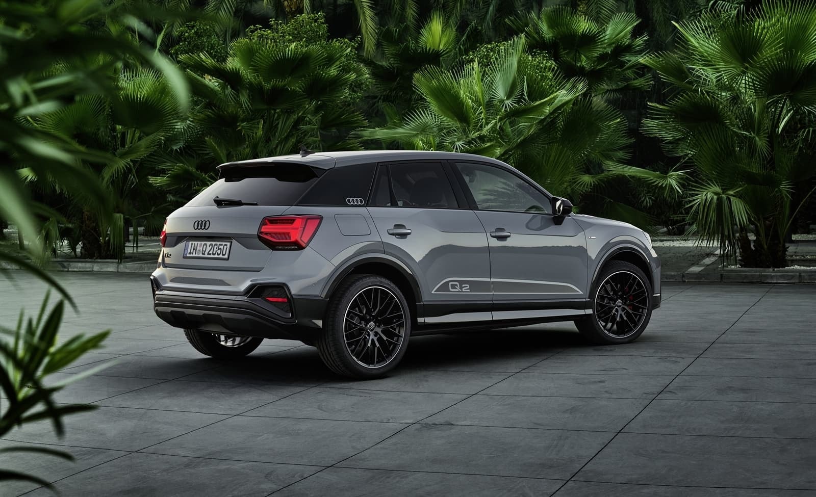 Perspectiva trasera y lateral del Audi Q2 destacando su línea de techo.