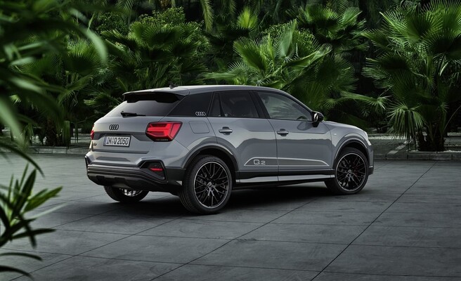 Perspectiva trasera y lateral del Audi Q2 destacando su línea de techo. Perspectiva trasera y lateral del Audi Q2 destacando su línea de techo.