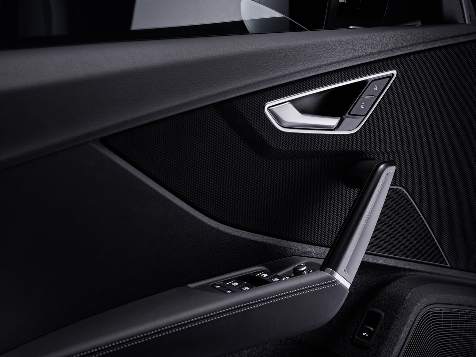 Manija y controles de la puerta con acabados de alta calidad.