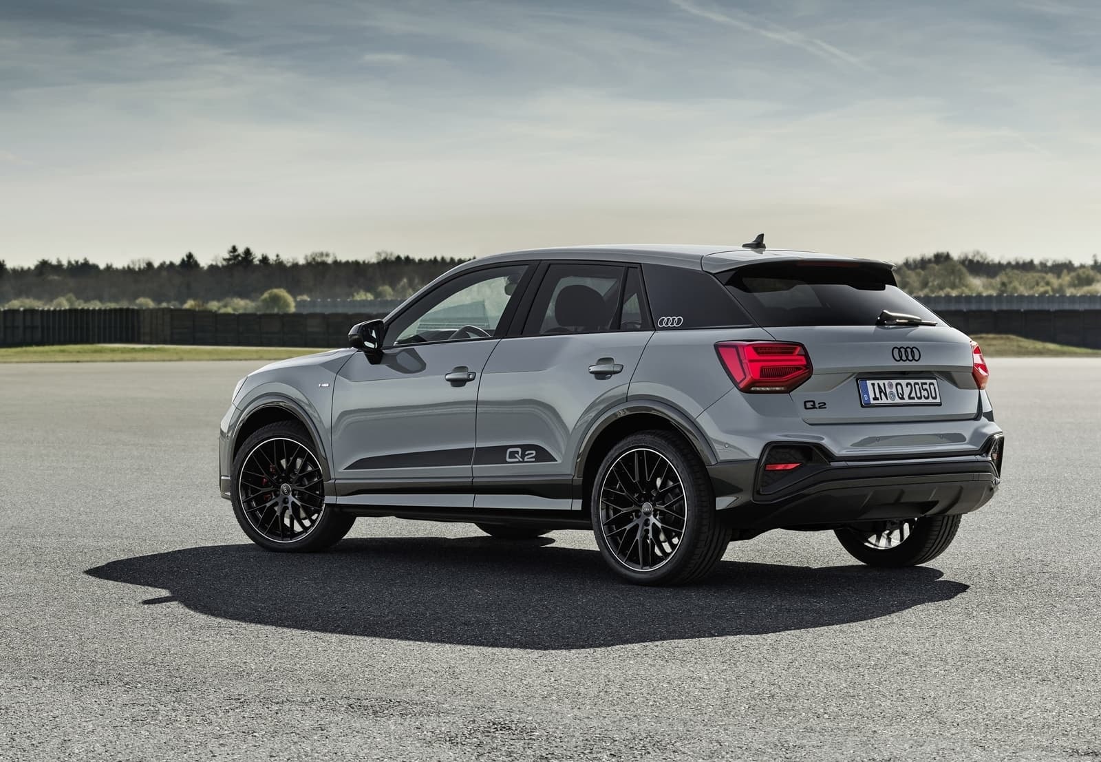 Imagen de la vista trasera del Audi Q2 mostrando un diseño robusto y deportivo.