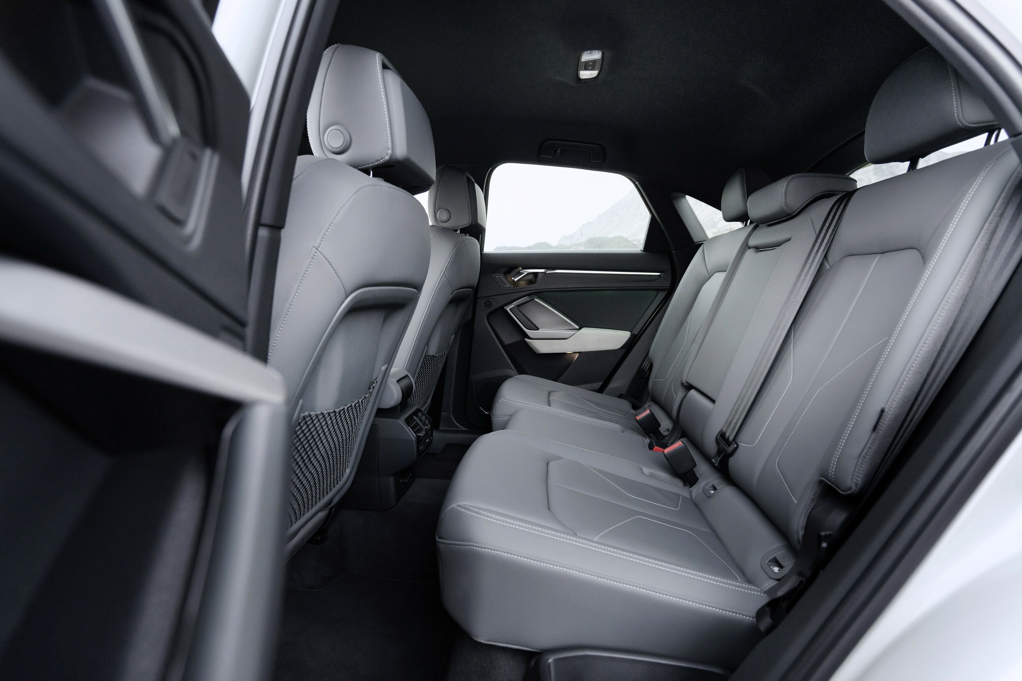 Interior trasero espacioso del Audi Q3 Sportback con asientos en piel.