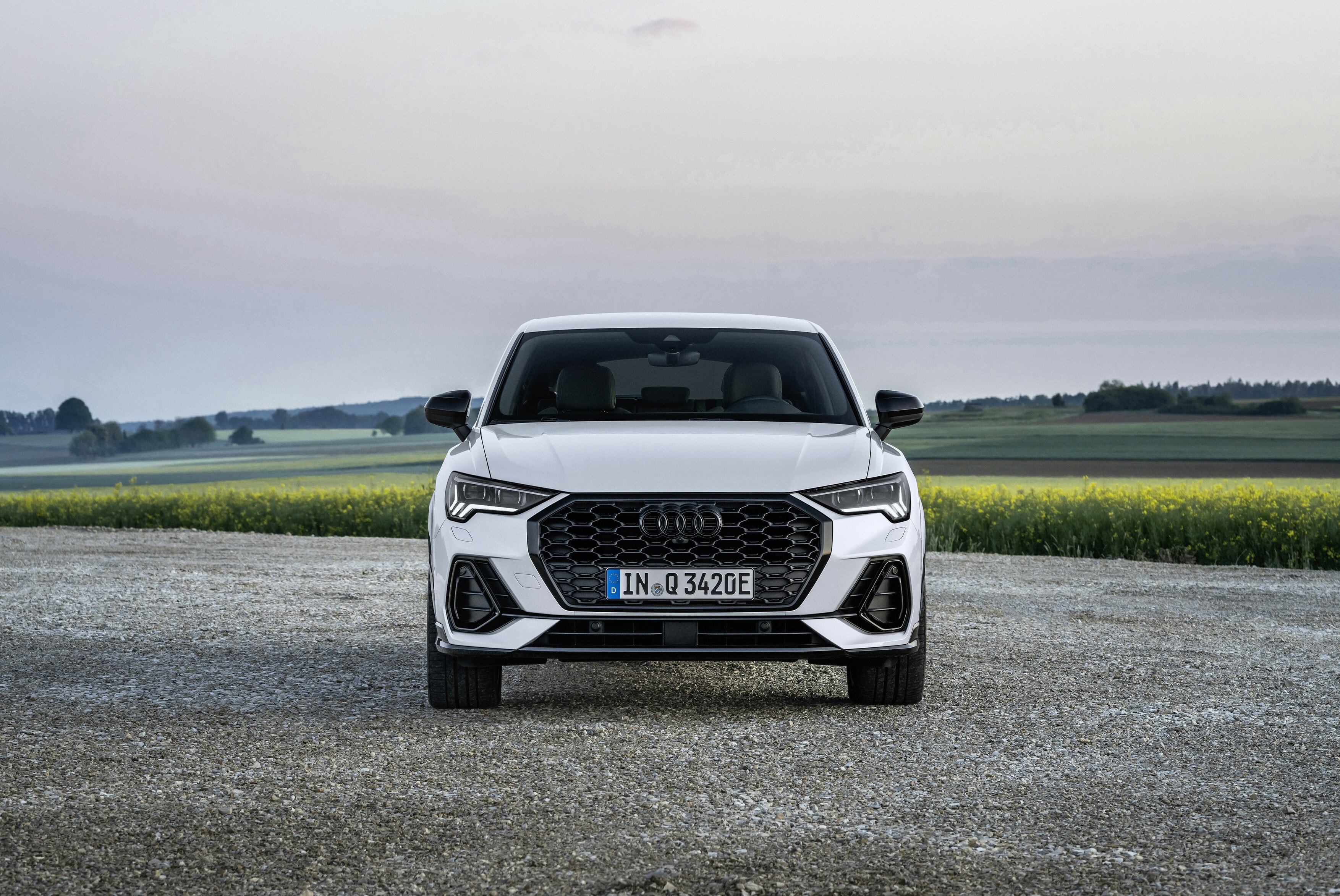 Fascinante frontal del Audi Q3 Sportback Híbrido mirando hacia el horizonte.