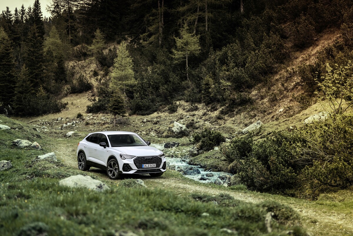 El Audi Q3 Sportback Híbrido se integra armoniosamente en el paisaje natural. El Audi Q3 Sportback Híbrido se integra armoniosamente en el paisaje natural.