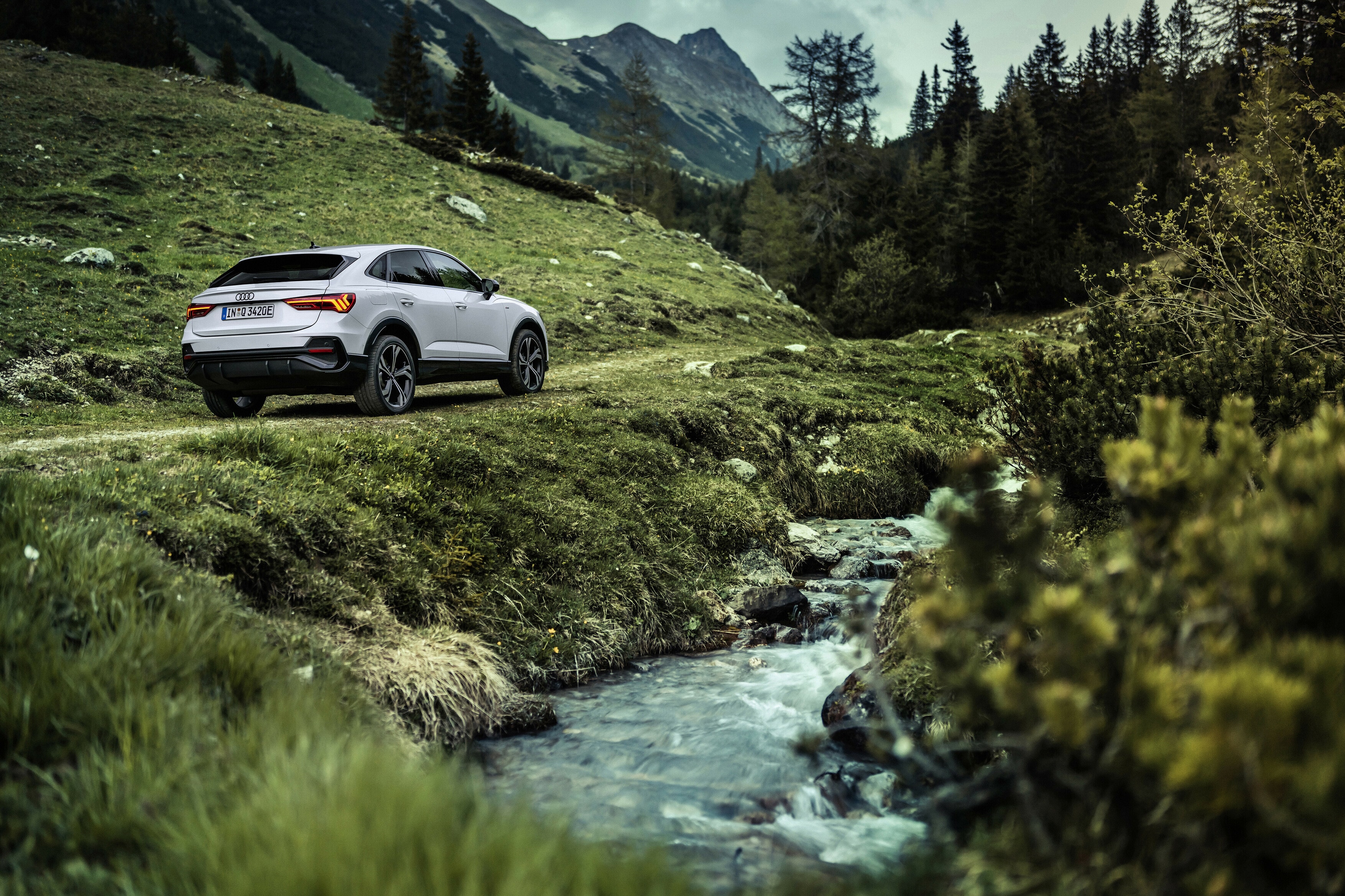 Audi Q3 Sportback Híbrido al lado de un río, fusión perfecta de tecnología y naturaleza.