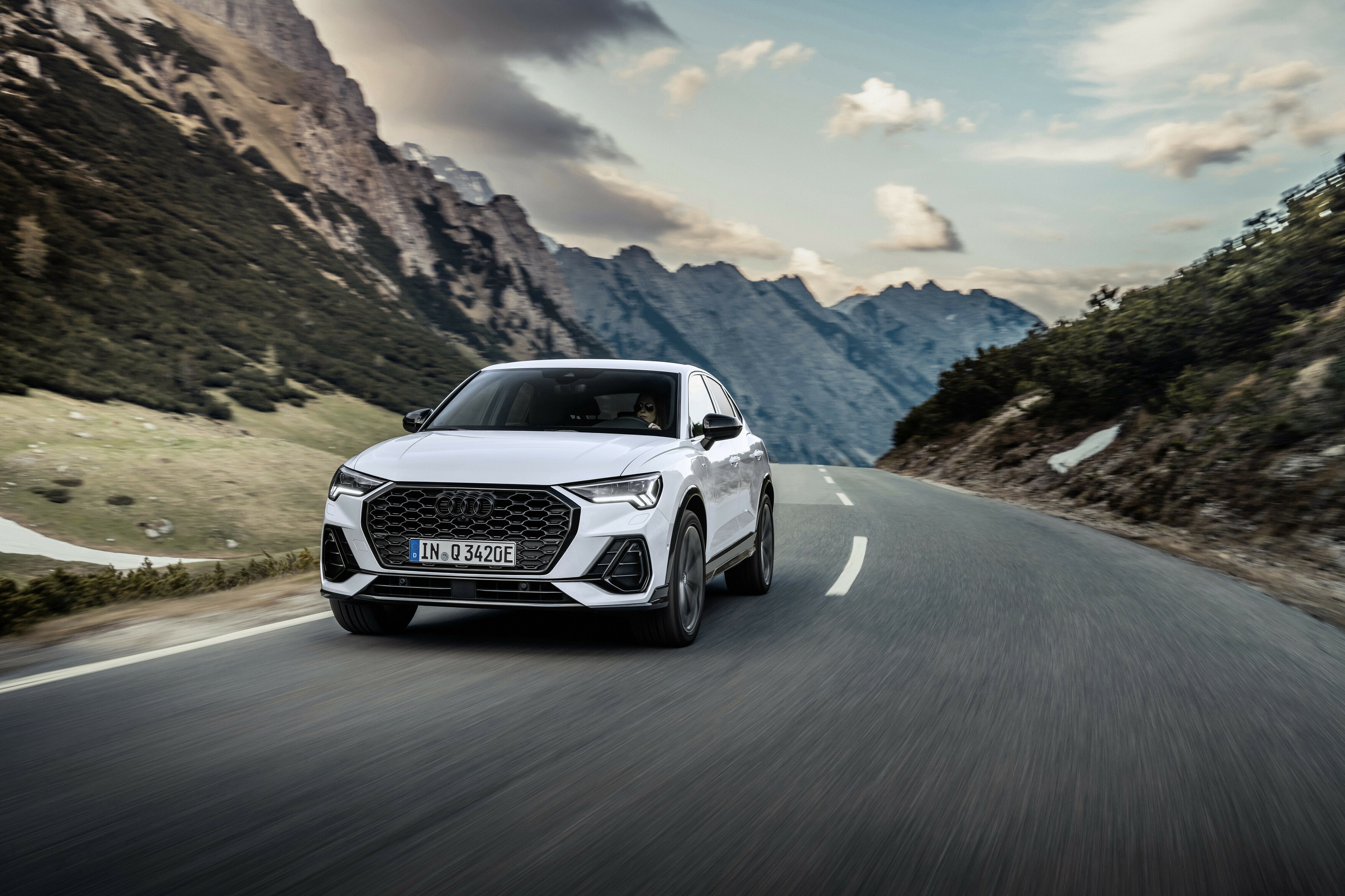 Audi Q3 Sportback híbrido dinámico en carretera de montaña