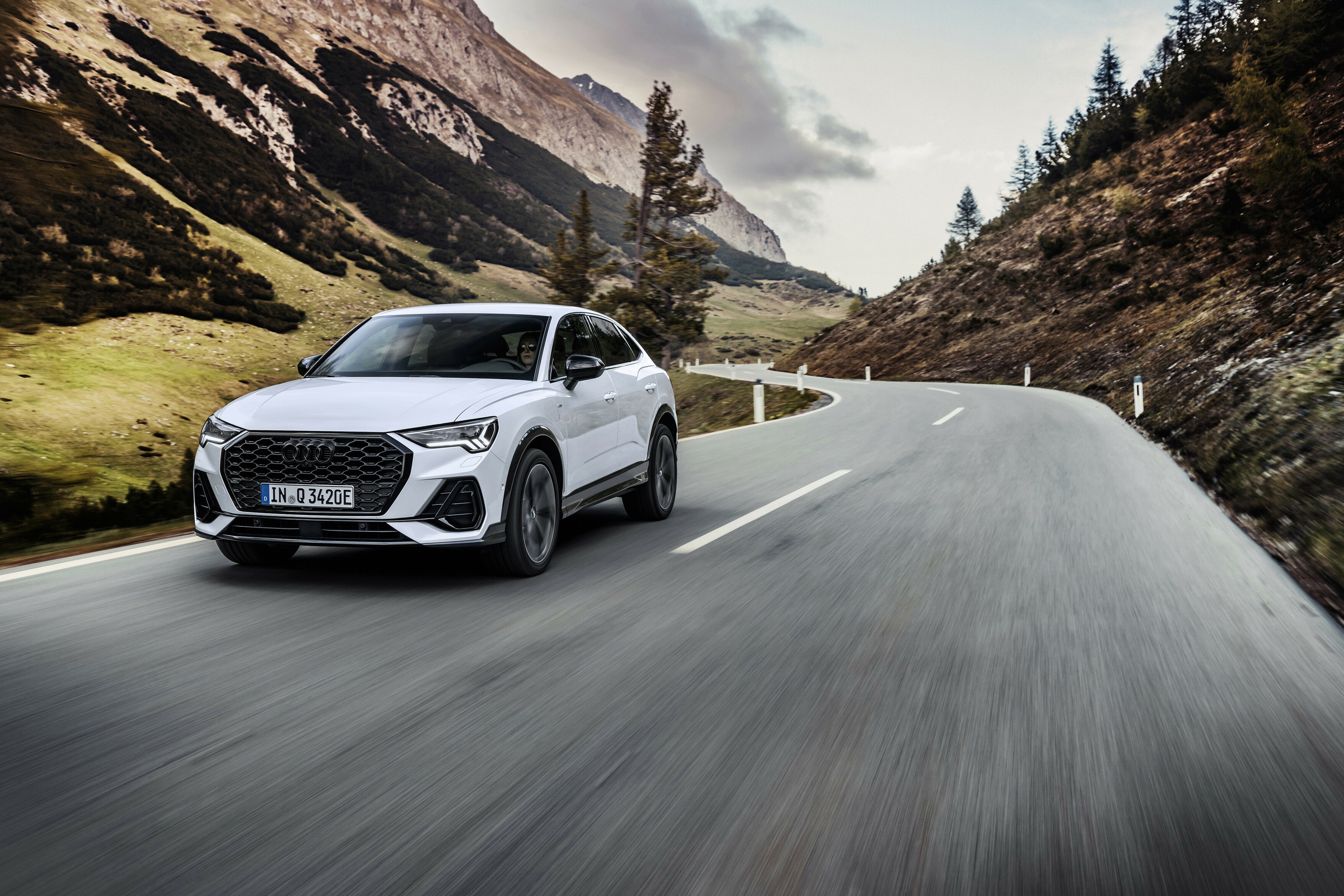 Dinamismo puro del Audi Q3 Sportback Híbrido en carretera de montaña.