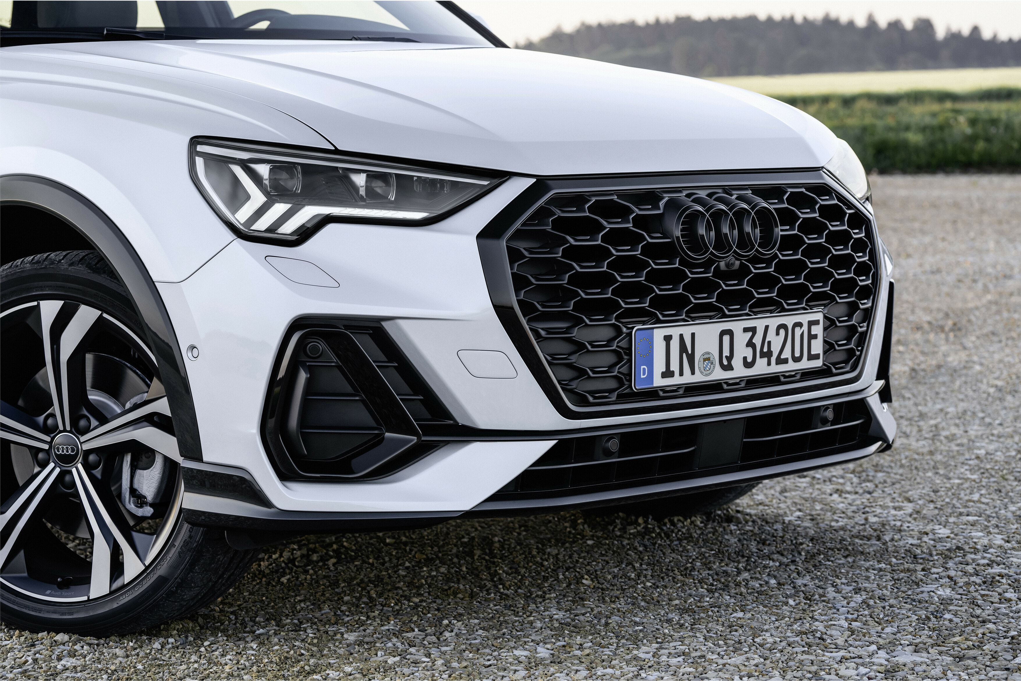 Primer plano de la parrilla del Audi Q3 Sportback híbrido
