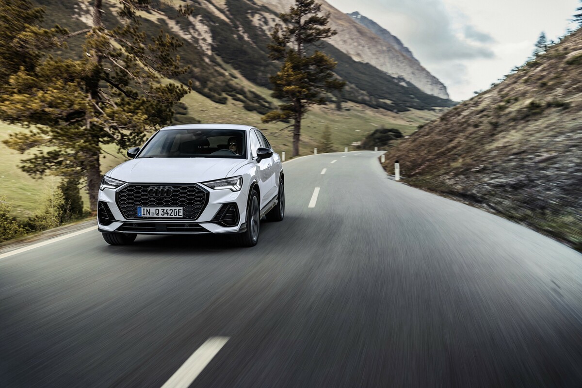 Vista dinámica del Audi Q3 Sportback híbrido entre montañas Vista dinámica del Audi Q3 Sportback híbrido entre montañas