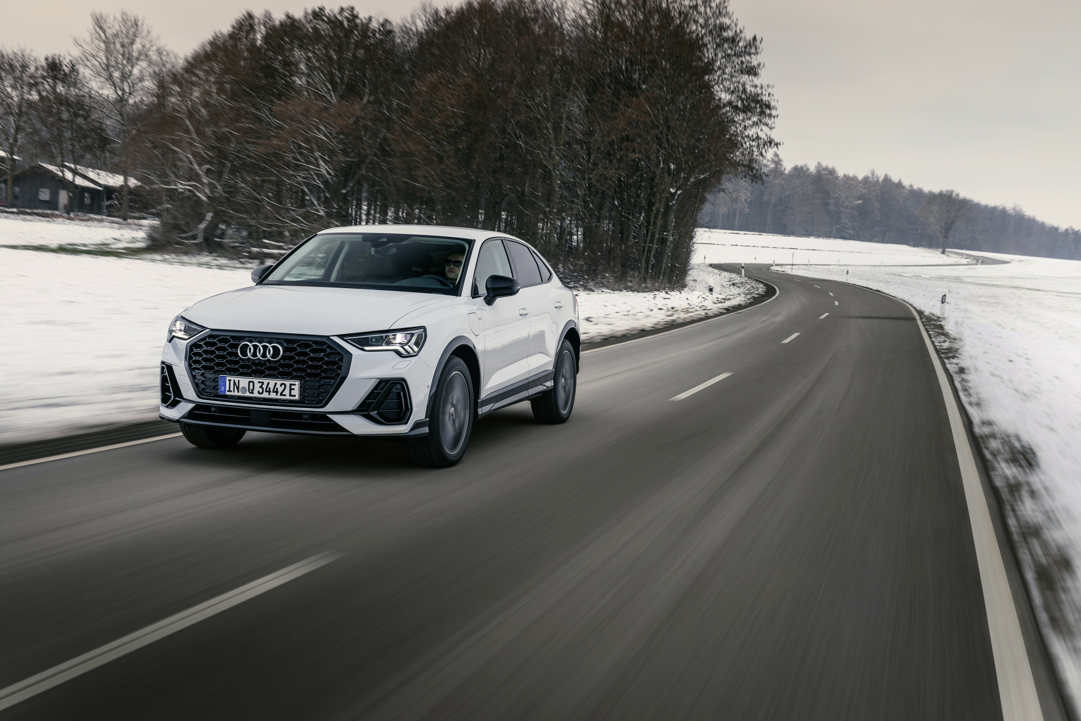 Imagen dinámica del Audi Q3 Sportback transitando por carretera abierta.