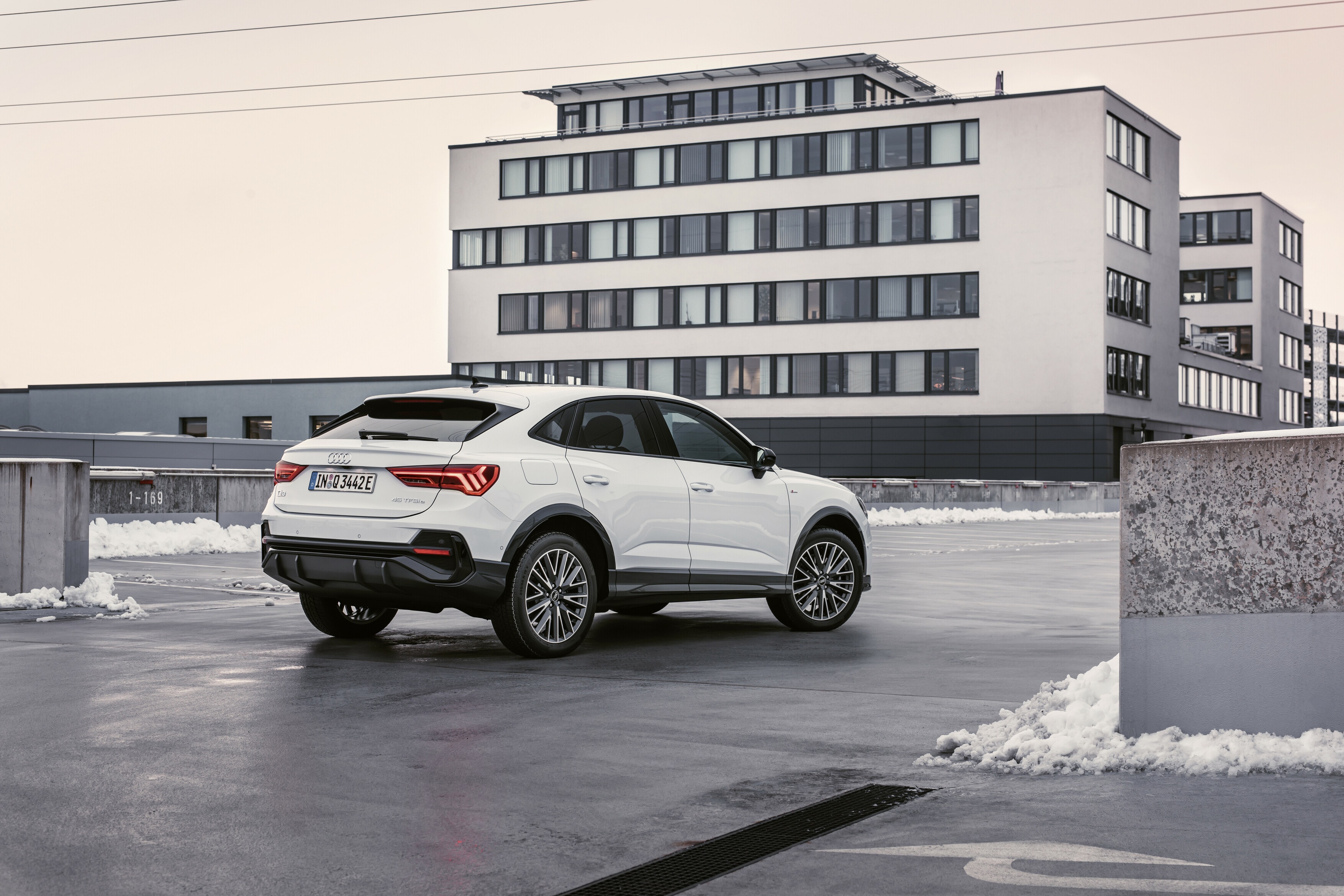 Ángulo trasero del Audi Q3 Sportback en entorno urbano invernal.