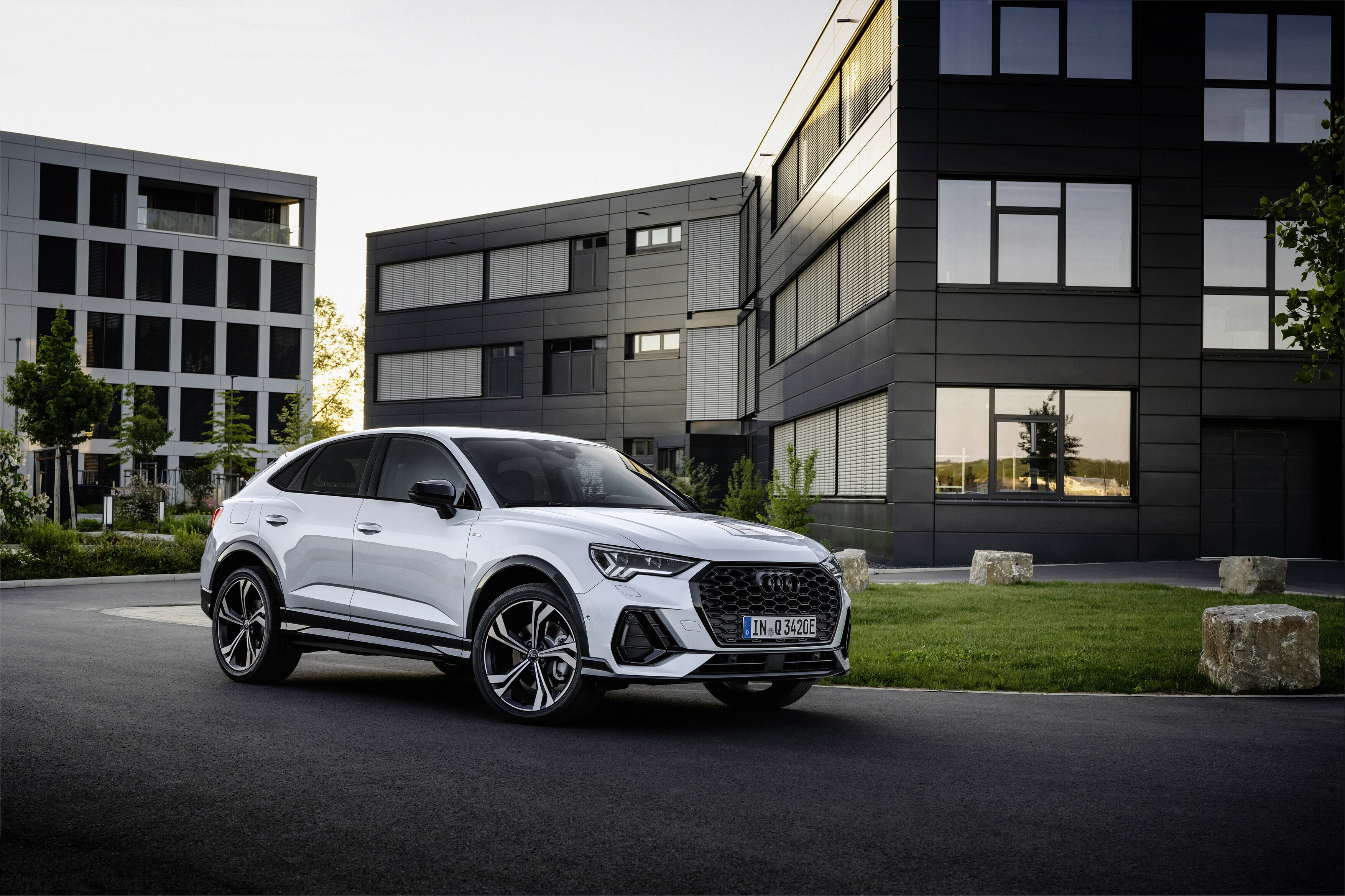 Vista angulada del Audi Q3 Sportback Híbrido en un entorno urbano.