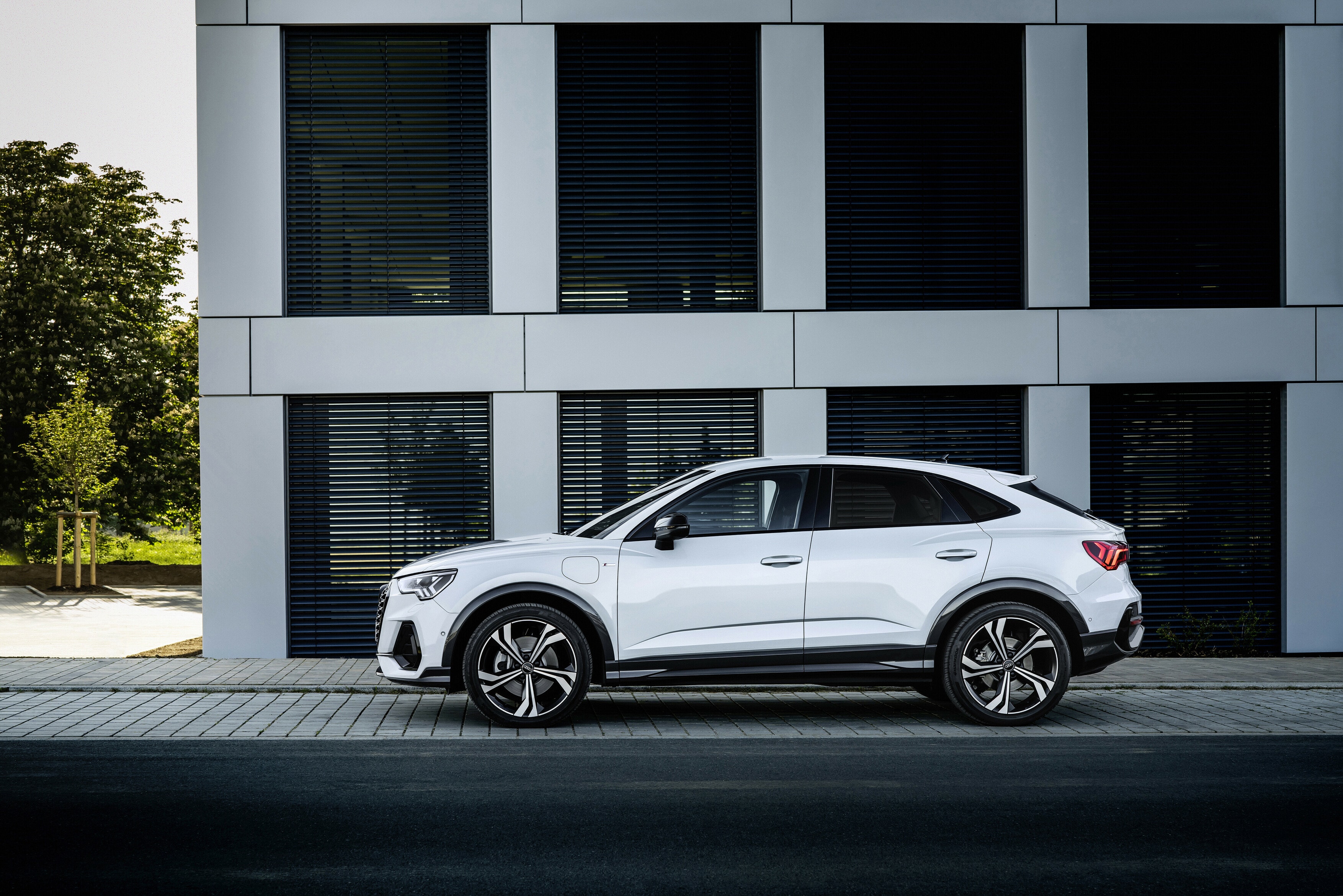 El Audi Q3 Sportback Híbrido ilustra sofisticación y estilo en el ámbito urbano.